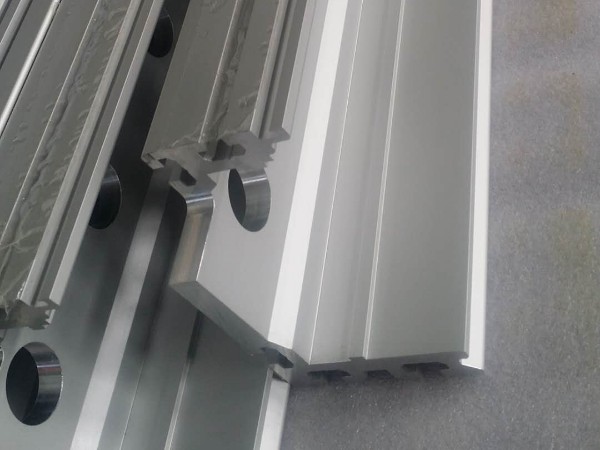 鋁型材在電氣工業(yè)上有怎樣的開發(fā)與應(yīng)用？